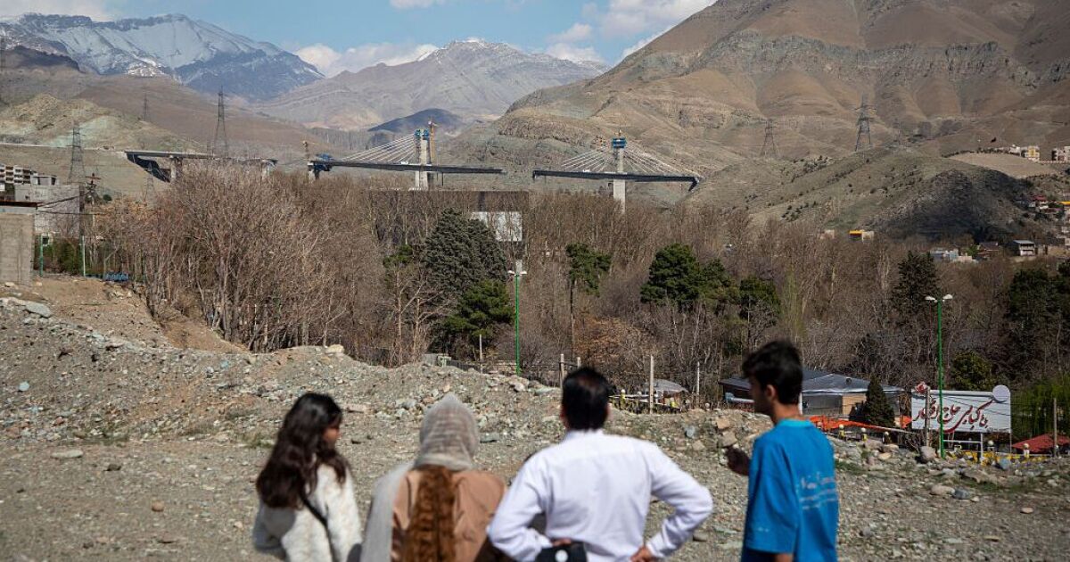 De oorlog in Iran gaat zijn zesde week in nu militaire zoektochten naar een neergeschoten straalbemanningslid