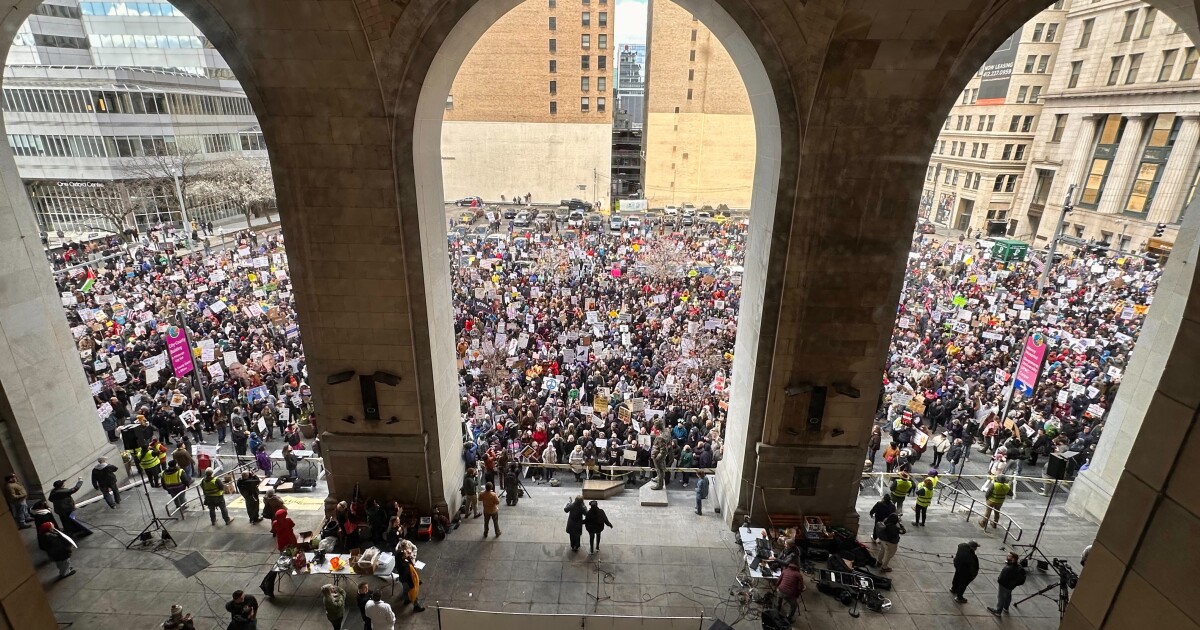 Demonstranten overspoelen het centrum van Pittsburgh als onderdeel van de landelijke 'No Kings'-bijeenkomst