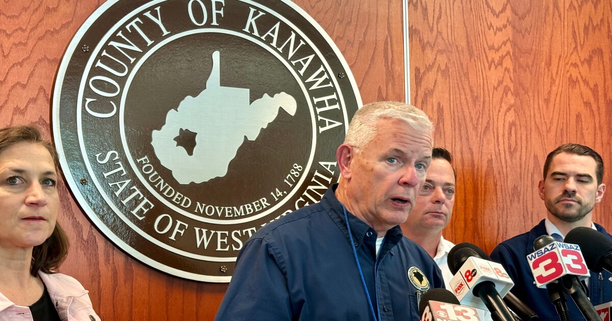 Door een chemisch lek in een W.Va-fabriek komen twee mensen om het leven en worden er nog eens dertig naar ziekenhuizen gestuurd, zeggen ambtenaren