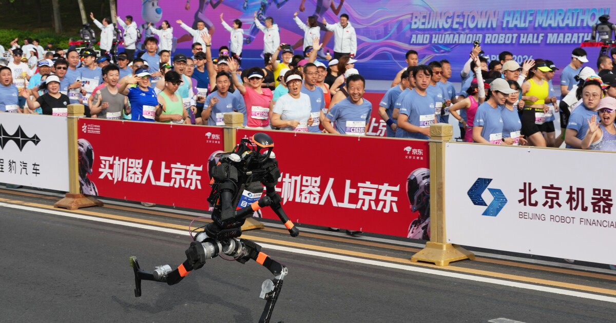 Een mensachtige robot sprint voorbij het menselijke wereldrecord op de halve marathon in de race in Peking