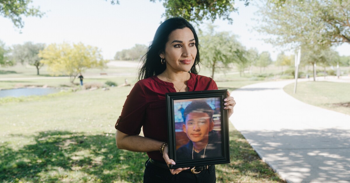 'Geen vrede': Bijna een jaar na de dood van haar zoon hoorde ze dat ICE verantwoordelijk was