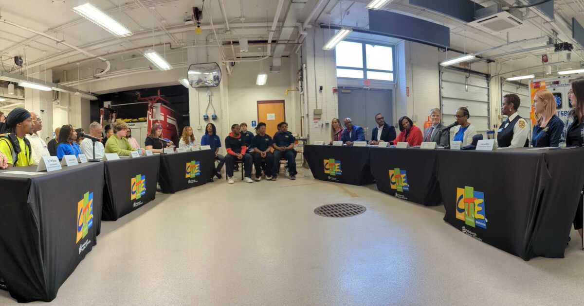 Pa. Lt. Gov. Austin Davis bezoekt CTE-studenten aan de Westinghouse Academy