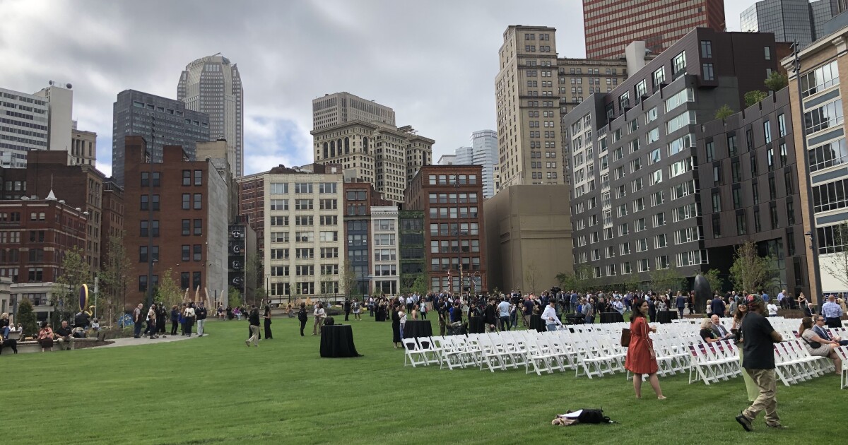 Pittsburgh's nieuwste openbare ruimte, inclusief speeltuin, opent Downtown voorafgaand aan de NFL-trekking