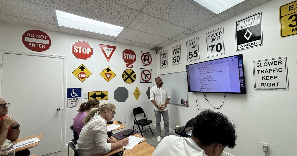 Spaanssprekenden leren strategieën om te slagen voor het alleen Engelstalige rijexamen in Florida