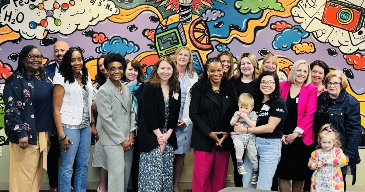 Vertegenwoordiger Lee bezoekt Head Start in Allegheny County om aan te dringen op een toename van de investeringen in vroege onderwijsactiviteiten