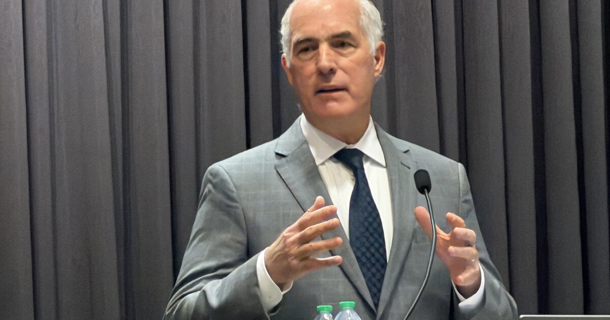 Voormalig Amerikaans senator Bob Casey hekelt de kritiek van president Trump op rechters als ‘bijna crimineel’