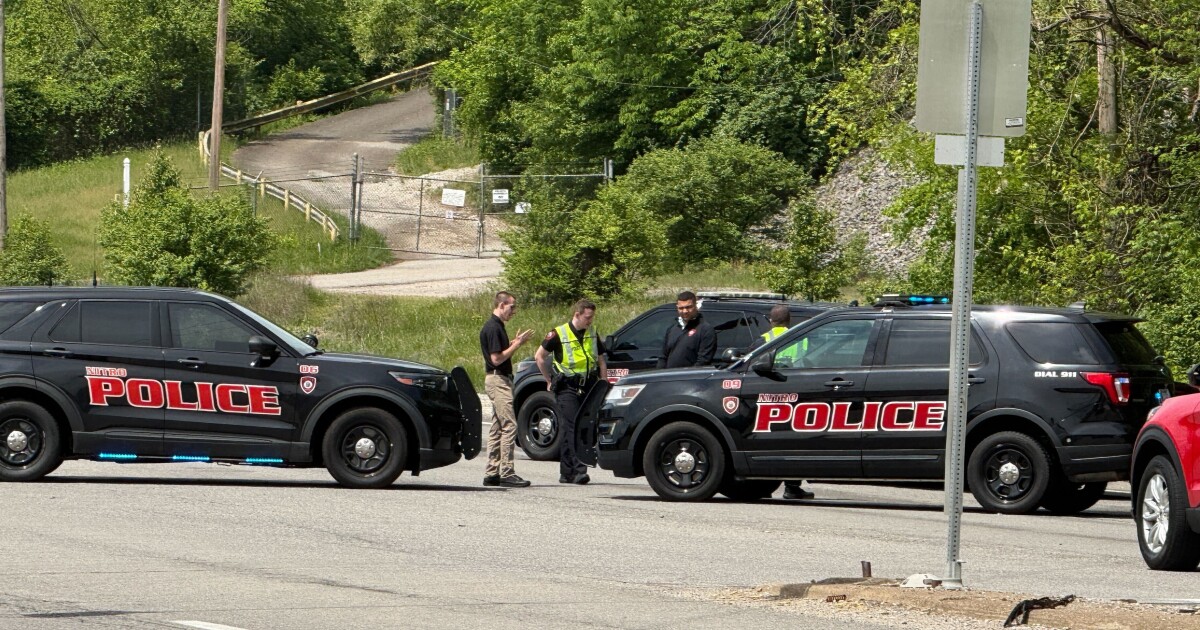 Bij een chemisch lek in een fabriek in West Virginia komen twee mensen om het leven en worden er nog eens dertig naar ziekenhuizen gestuurd, zeggen ambtenaren
