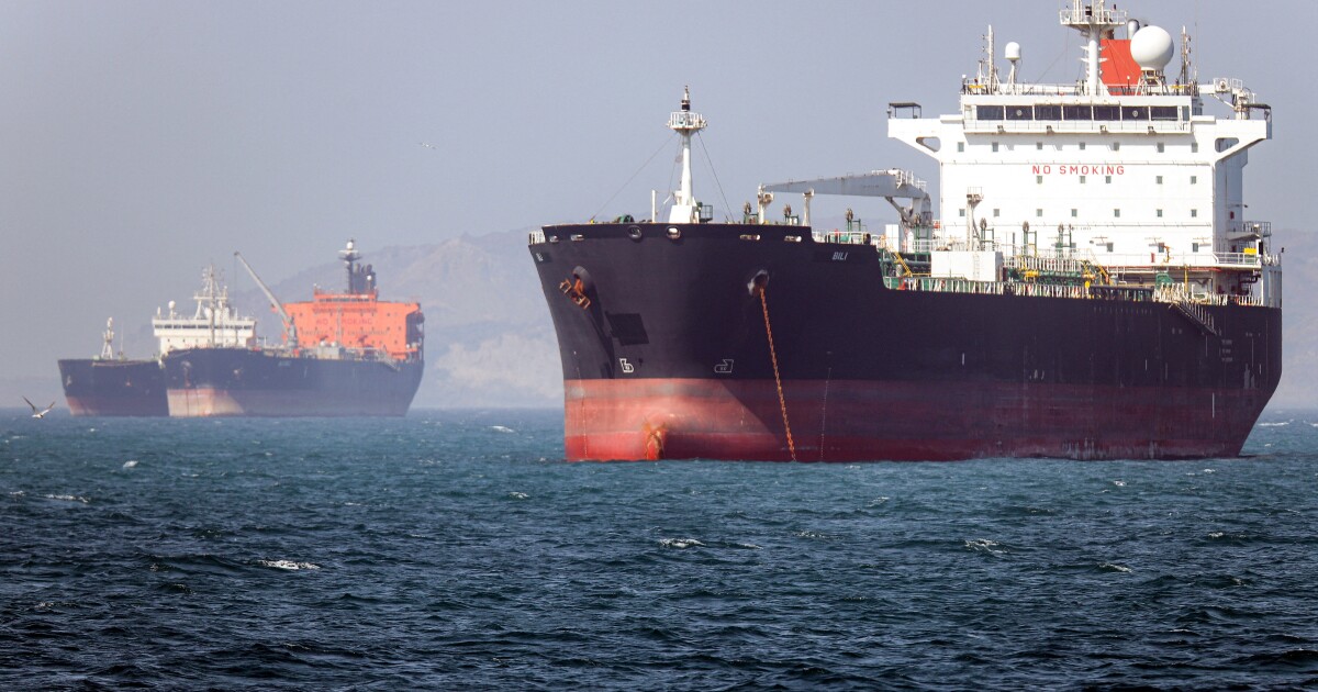 De VS schieten op Iraanse tankers die proberen de blokkade te ontwijken te midden van een impasse in Hormuz