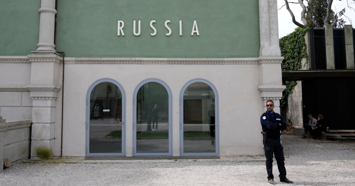 De jury van de Biënnale van Venetië treedt af vanwege spanningen over het prijsverbod en de Russische deelname