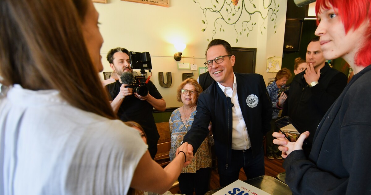 Democraat Josh Shapiro stelt zijn politieke kracht op de proef tijdens de tussentijdse verkiezingen van de swing-state Pennsylvania