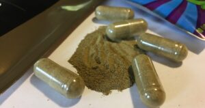 Een blik op het 'Wilde Westen' van synthetische kratom, dat artsen 'krachtiger dan fentanyl' noemen
