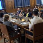 Jeugdexperts denken na over oplossingen voor tieners tijdens de discussie in de gemeenteraad