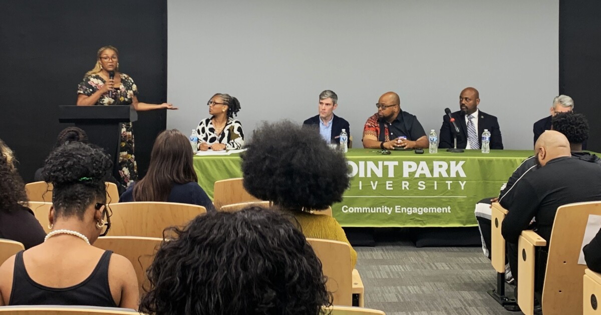 Jongeren uit Pittsburgh en leden van de gemeenschap stellen de beperkingen van Market Square op het forum ter discussie