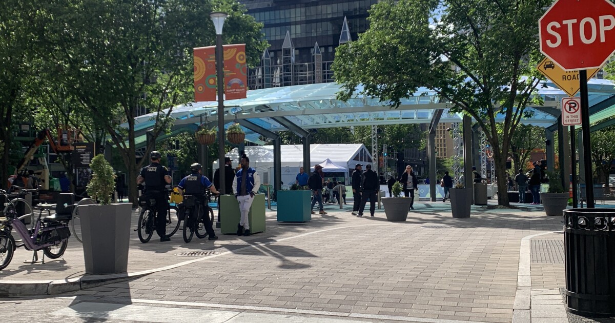 Kinderen worden beperkt, maar niet volledig verbannen, van Pittsburgh's Market Square naarmate er nieuw beleid wordt ingevoerd