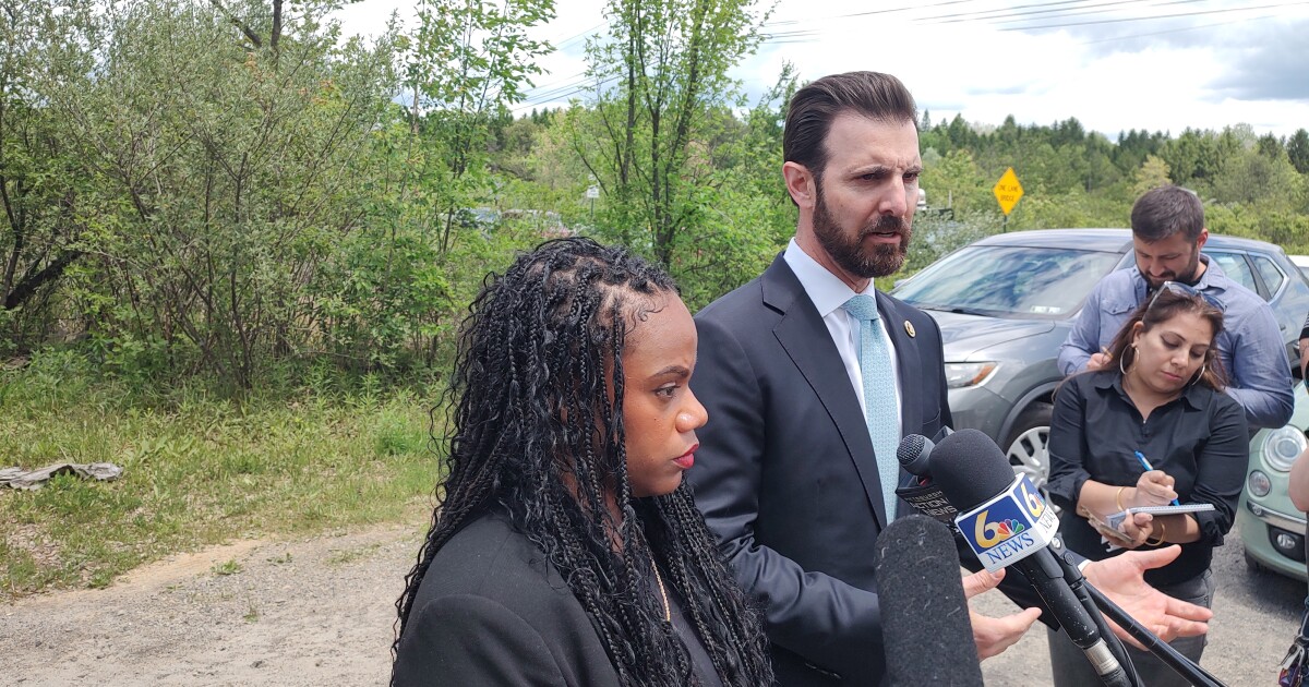 Lee en Deluzio bezoeken detentiefaciliteit in Moshannon Valley, de eerste leden van het Congres die dit doen