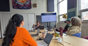Slechte katten en betrouwbare agenten: werknemers van non-profitorganisaties krijgen via gratis training inzicht in AI-tools