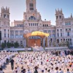 1 miljoen mensen overspoelen de straten van Madrid om de processie met bloementapijt van de paus te aanschouwen