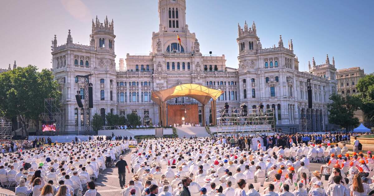 1 miljoen mensen overspoelen de straten van Madrid om de processie met bloementapijt van de paus te aanschouwen