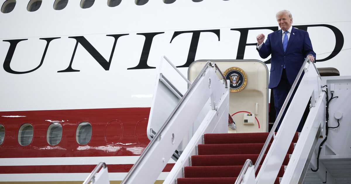 Air Force One, geschonken aan Trump vanuit Qatar, arriveert op Joint Base Andrews