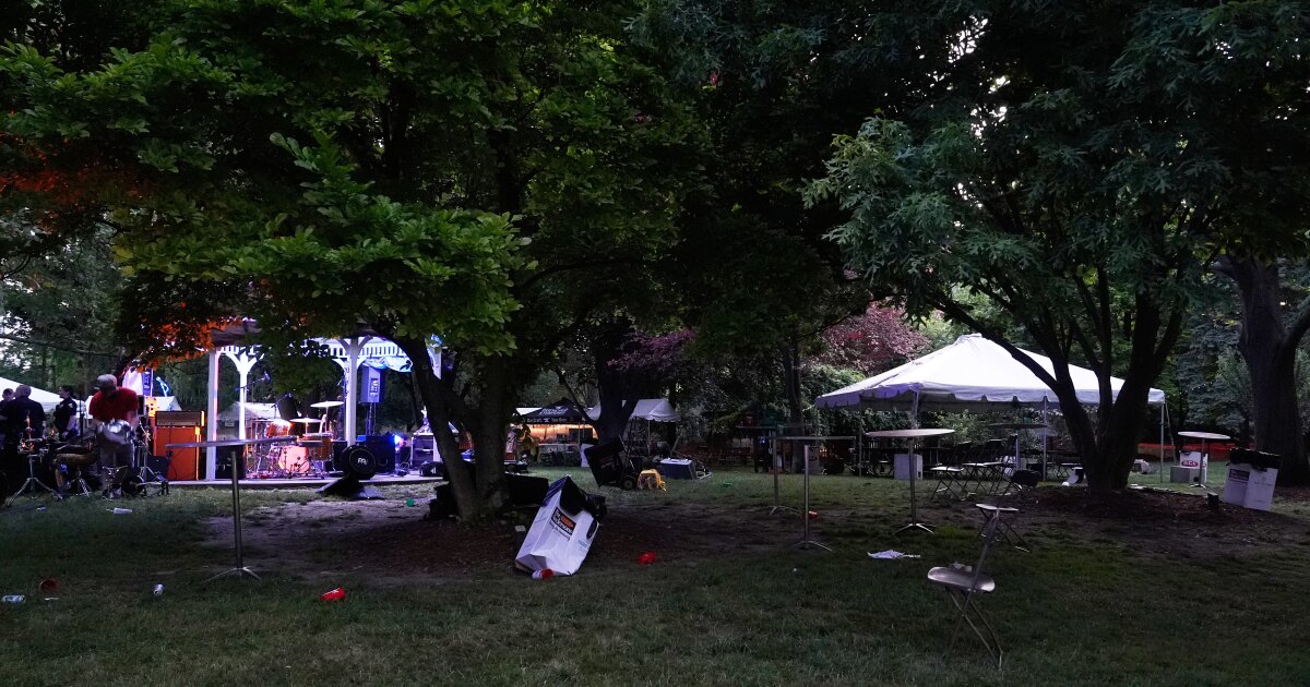 De politie zoekt naar verdachten van de schietpartij in Ohio, waarbij twaalf mensen gewond raakten nabij een straatfestival