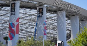 De werknemers van het SoFi-stadion stemmen vóór het WK om een staking toe te staan