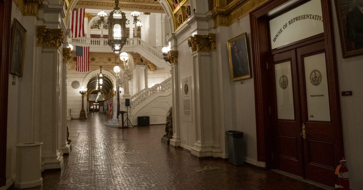 Het panel van het State House keurt een wetsvoorstel goed om betaald verlof te verlenen aan leraren die gewond zijn geraakt door studenten of ouders