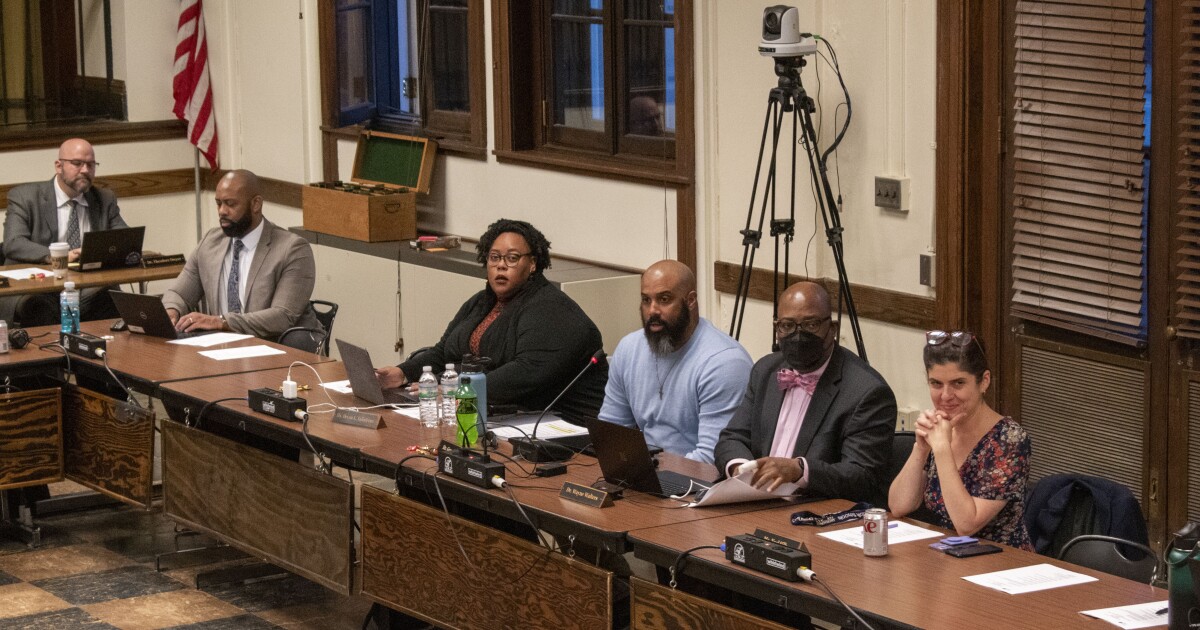 Nu de stemming over de sluiting van Pittsburgh Public Schools nadert, streven bestuursleden naar meer transparantie