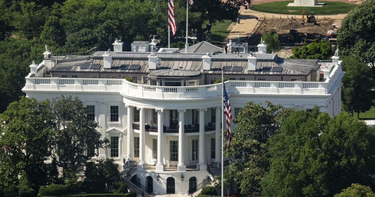 Trump tekent een AI-veiligheidsbevel waarin wordt verzocht om vrijwillige herziening van nieuwe modellen