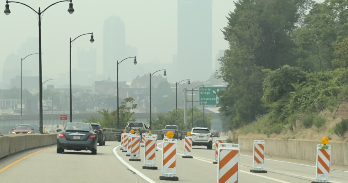 Ambtenaren van Allegheny County dringen er bij de bewoners op aan om binnen te blijven te midden van de zware rook van bosbranden