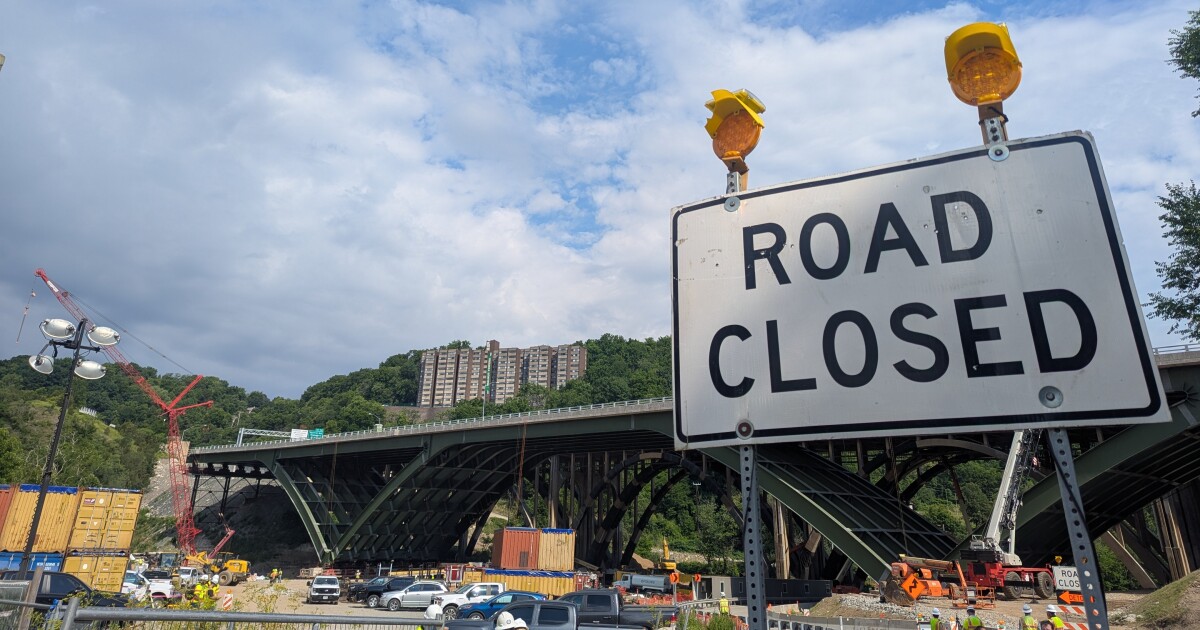 Bemanningen bereiden Commercial Street Bridge voor op de grote glijbaan en dringen er bij chauffeurs in de omgeving van Pittsburgh op aan zich klaar te maken