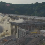 De 'explosieve sloop' van Pittsburgh's Commercial Street Bridge dreunt door heel Edgewood