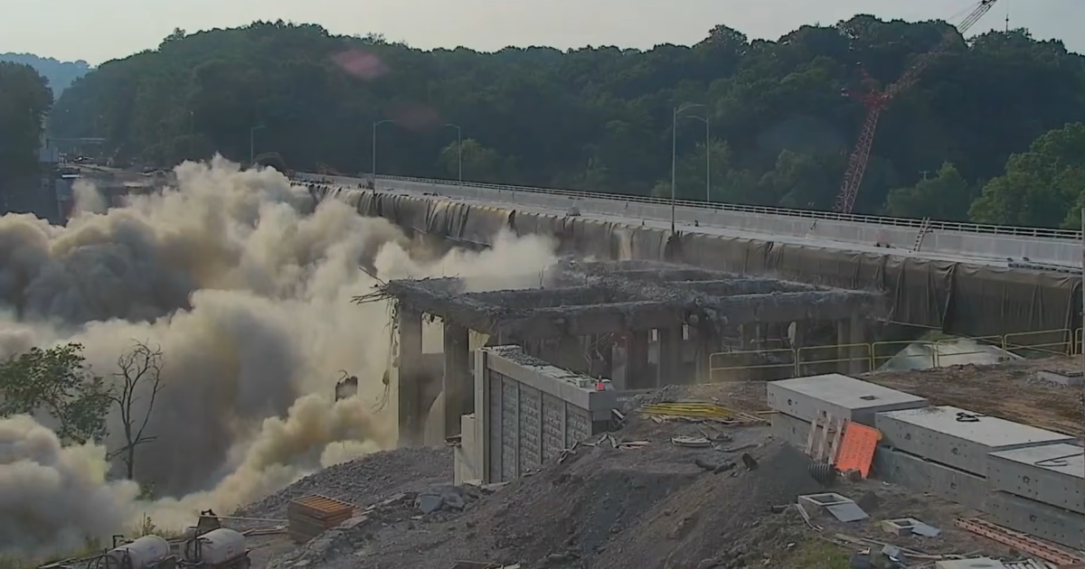 De 'explosieve sloop' van Pittsburgh's Commercial Street Bridge dreunt door heel Edgewood