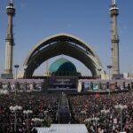 In Teheran begint een dagenlange begrafenis voor de gedode Opperste Leider Ayatollah Ali Khamenei