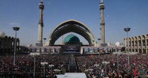 In Teheran begint een dagenlange begrafenis voor de gedode Opperste Leider Ayatollah Ali Khamenei