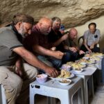 In een grot op de Westelijke Jordaanoever houden Israëli's en Palestijnen een ongewone lunch