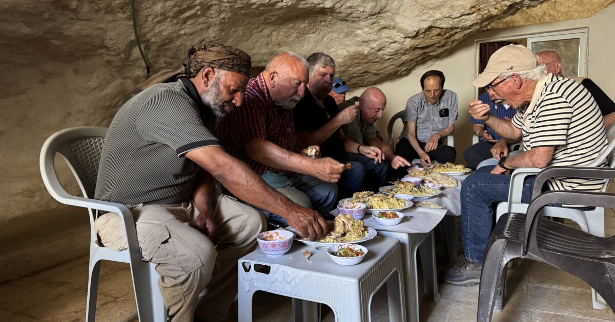 In een grot op de Westelijke Jordaanoever houden Israëli's en Palestijnen een ongewone lunch