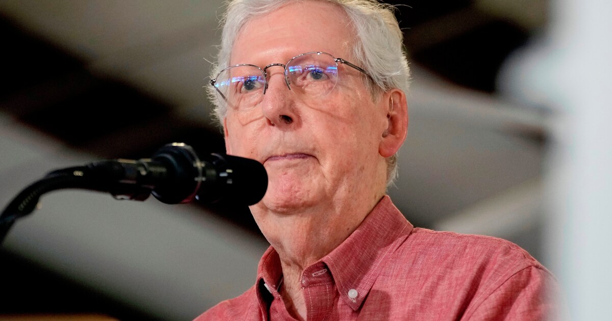 McConnell zegt dat een val leidde tot zijn ziekenhuisopname, waardoor wekenlange stilte werd verbroken
