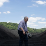 Na de dam volgt een andere Monongahela-rivier voor bedrijven