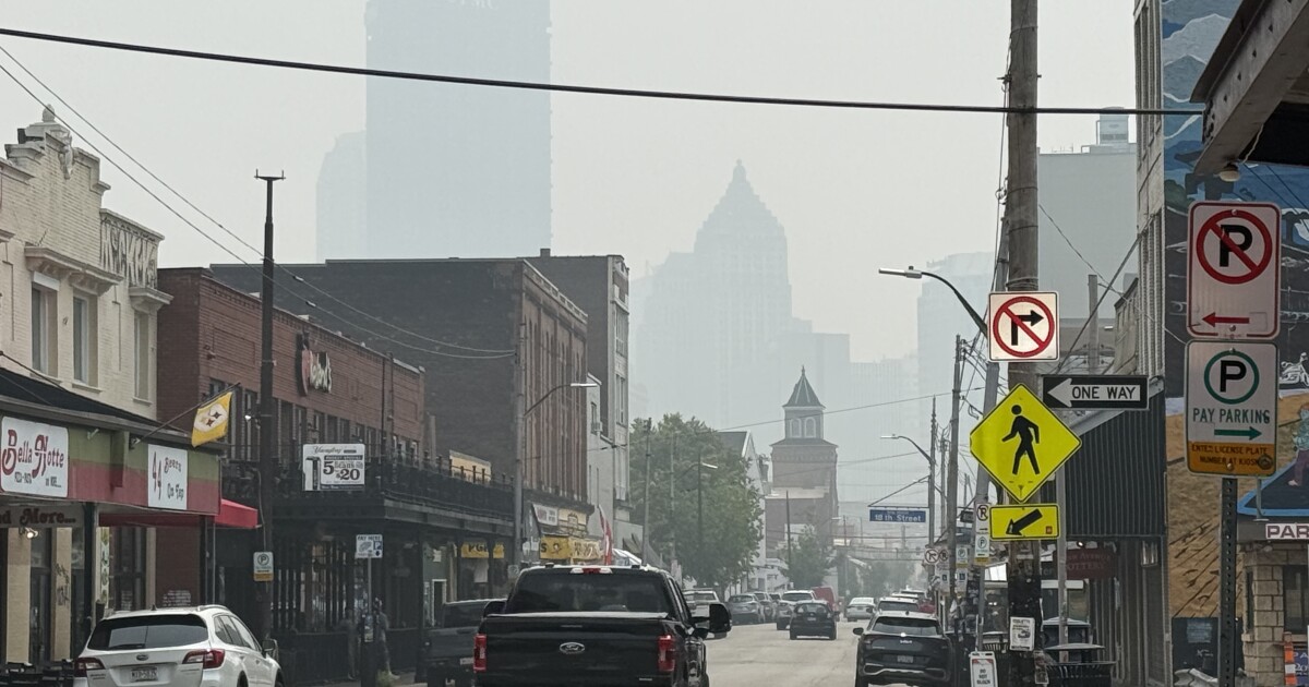 Rook van natuurbranden veroorzaakt een zeldzaam Code Maroon luchtkwaliteitsalarm voor de regio Pittsburgh, Code Paars voor Pa.