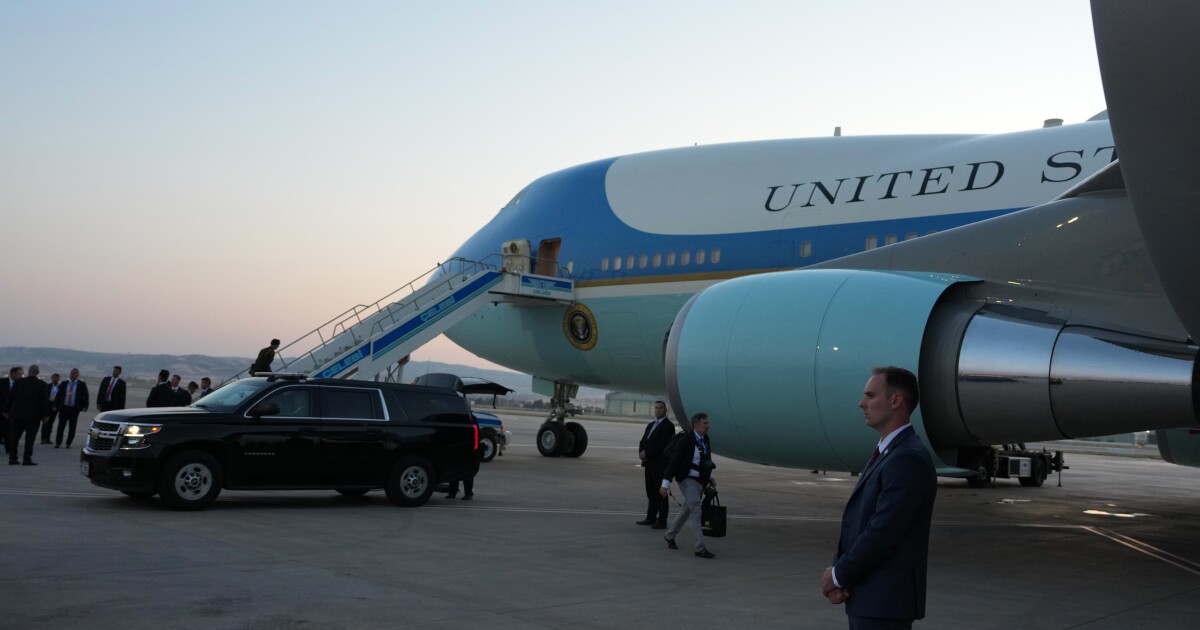 Trump vliegt vanuit Turkije halverwege naar huis in een oude Air Force One