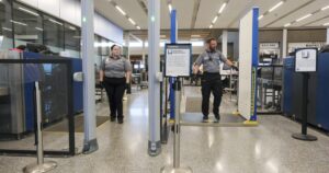 Waarom hebben sommige Amerikaanse luchthavens particuliere beveiliging, terwijl andere gebruikmaken van TSA?