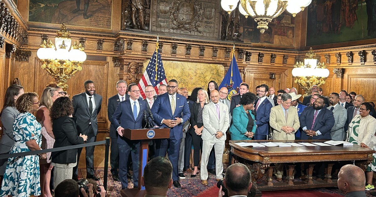 Wetgevers en voorstanders van Pittsburgh vieren de overwinning op de Pa.-begroting