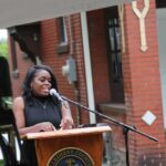 Ambtenaren uit de omgeving van Pittsburgh vieren onlangs gerenoveerde huizen in McKees Rocks