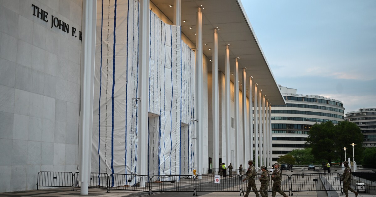 Beatty dient een noodverzoek in om te voorkomen dat de naam van Trump terugkeert naar het Kennedy Center
