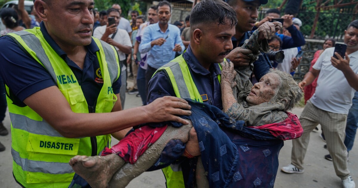 Bijna 1.000 mensen worden vermist in Nepal en Tibet na overstromingen als gevolg van de ineenstorting van de gletsjers