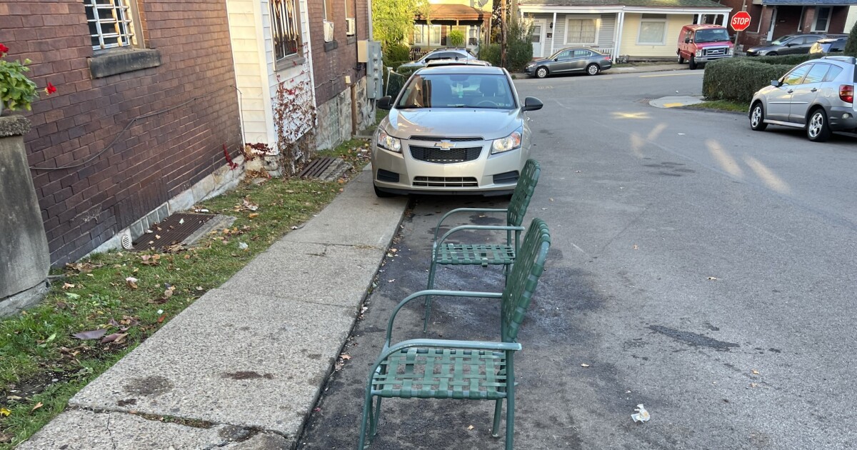 De Pittsburgh Council stemt om het parkeren op trottoirs en fietspaden te beteugelen door de maas in de code te dichten