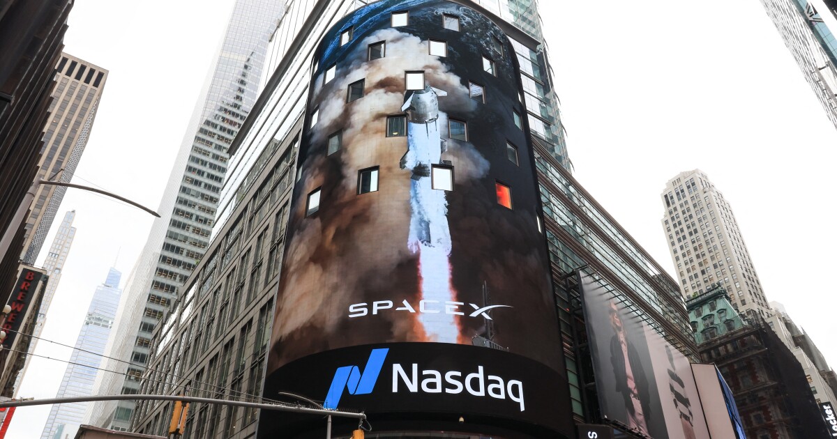 De inkomsten van SpaceX stijgen naarmate de ooit zo stijgende aandelenkoers terugkeert naar de aarde