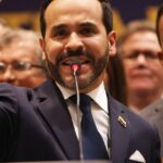 De nieuwe president van Colombia belooft het land opnieuw vorm te geven en rebellengroepen uit te dagen