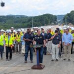 Gouverneur Shapiro kondigt de vroege heropening van de Parkway East-brug aan, en dankt de werknemers die dit mogelijk hebben gemaakt