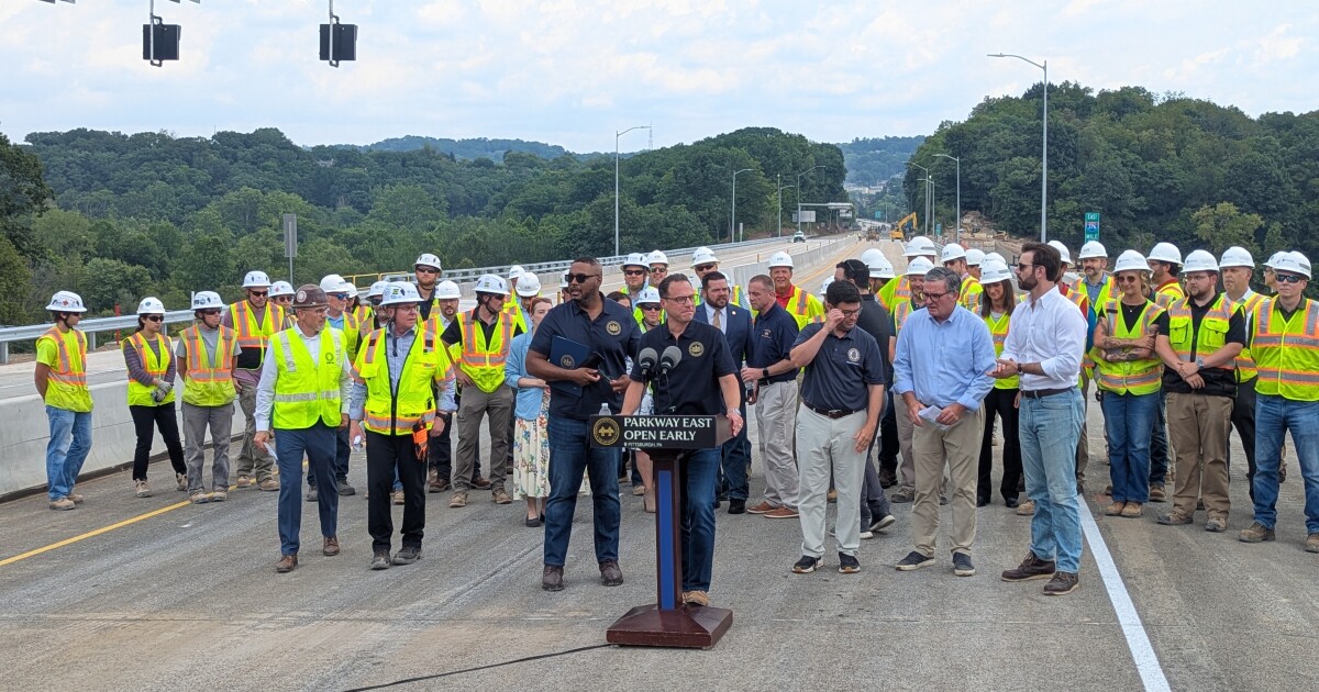 Gouverneur Shapiro kondigt de vroege heropening van de Parkway East-brug aan, en dankt de werknemers die dit mogelijk hebben gemaakt